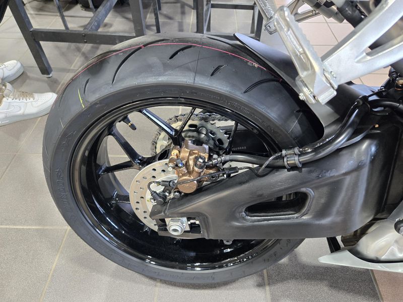New 2026 Honda CBR600RR DEEP PEARL GRAY Image 18
