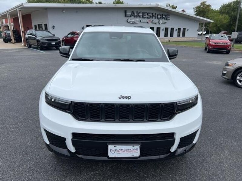 2024 Jeep Grand Cherokee L Altitude 4x4Image 2