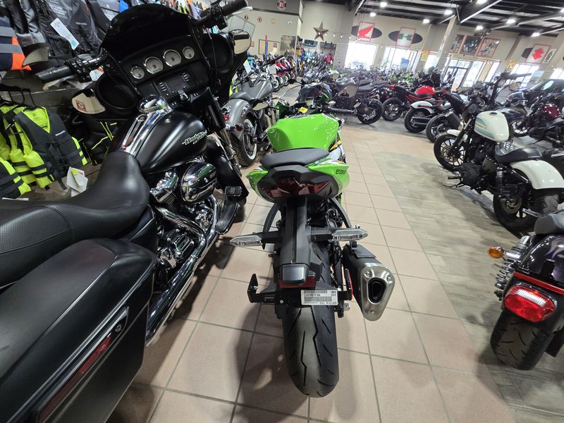 2025 Kawasaki NINJA ZX6R KRT EDITION LIME GREEN AND EBONY AND PEARL BLIZZARD WHITEImage 9