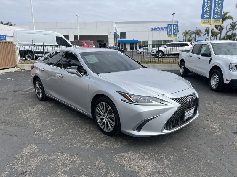 2019 Lexus ES 300hImage 4