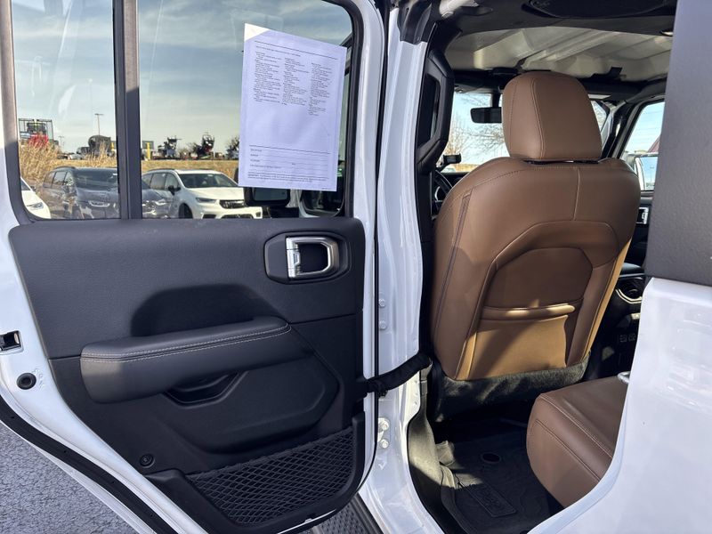 Used 2022 Jeep Gladiator OverlandImage 14