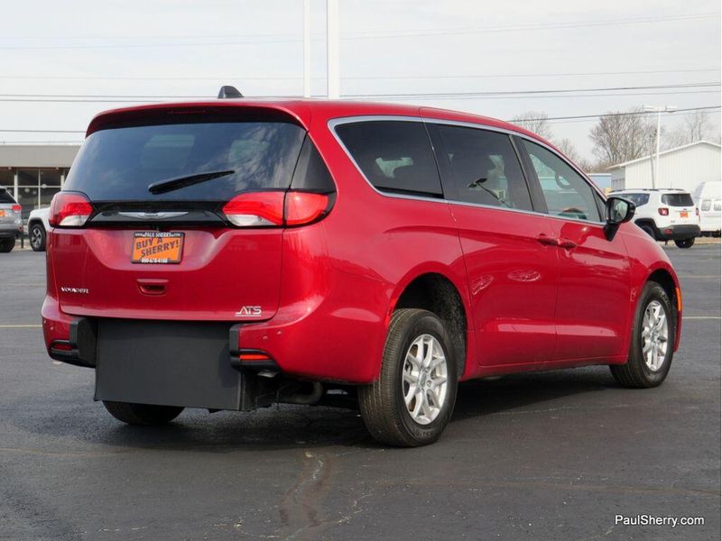 2025 Chrysler Voyager LXImage 11