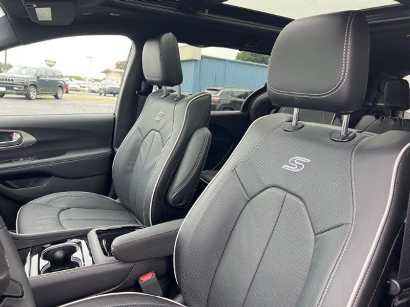 2023 Chrysler Pacifica Plug-in Hybrid LimitedImage 12