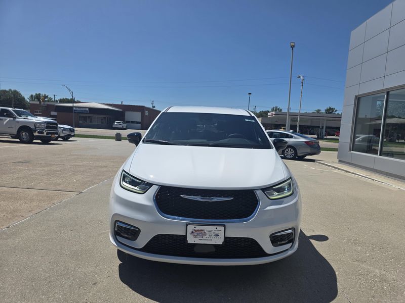 New 2025 Chrysler Pacifica SelectImage 3