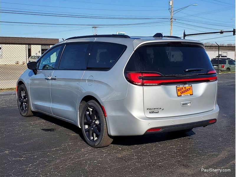 New 2026 Chrysler Pacifica Select