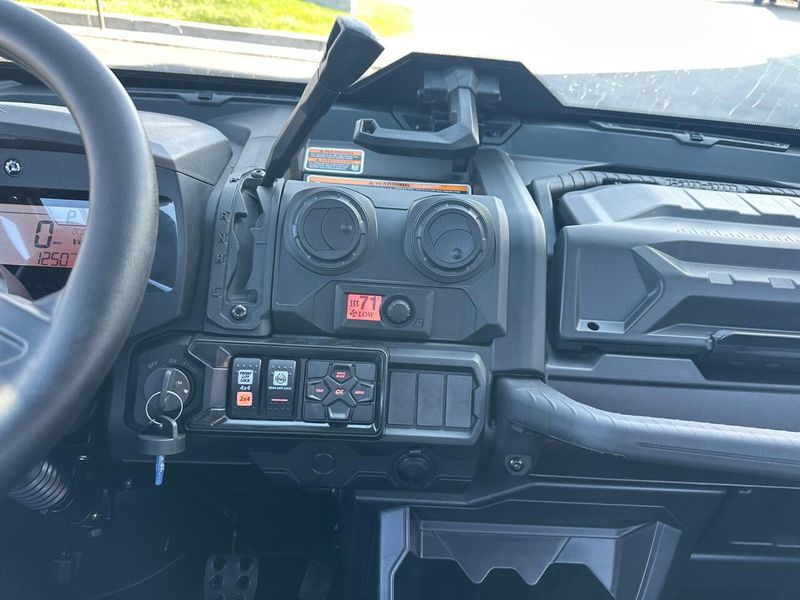 2025 Can-Am DEFENDER LTD 65 HD10 