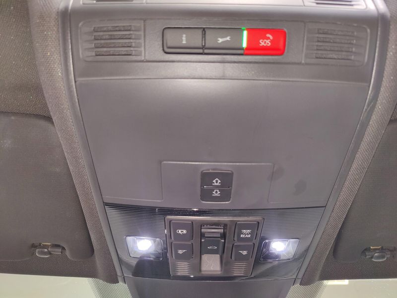 Used 2024 Volkswagen Tiguan SEL R-Line AWD w/Sunroof/NavImage 33