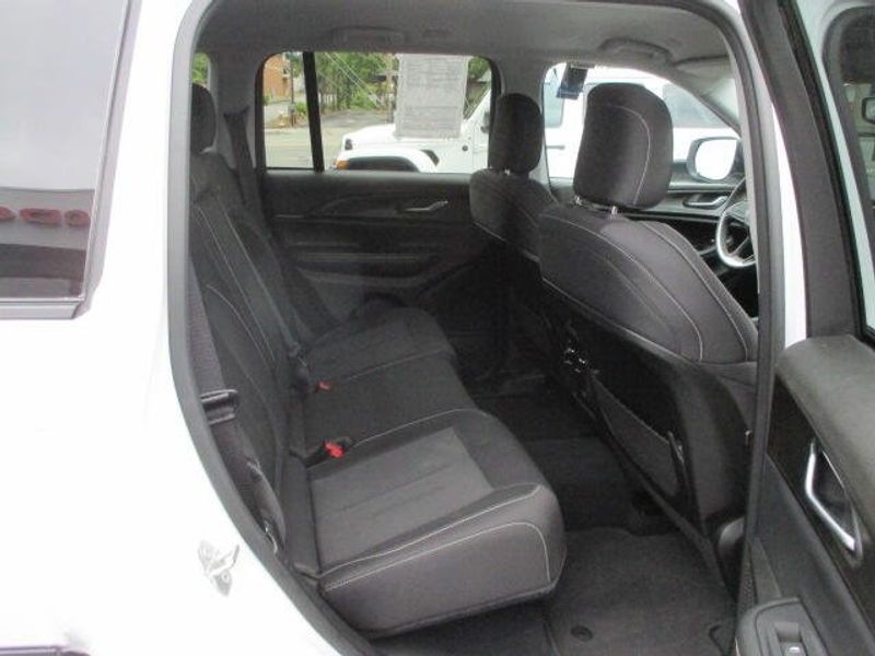 Used 2023 Jeep Grand Cherokee LaredoImage 28