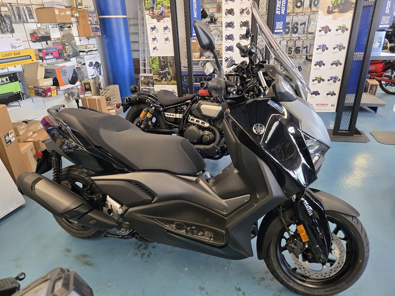 2025 Yamaha XMAX MIDNIGHT BLACK Image 2
