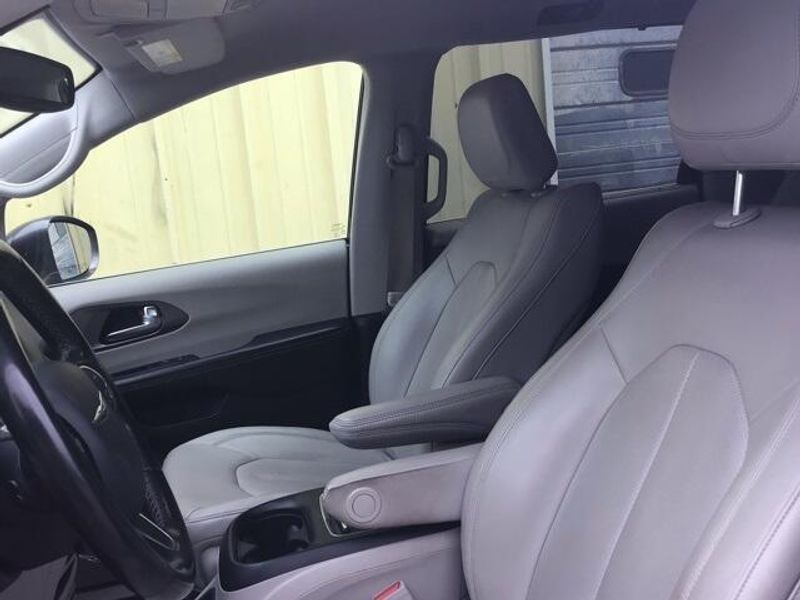Used 2021 Chrysler Pacifica Touring LImage 10