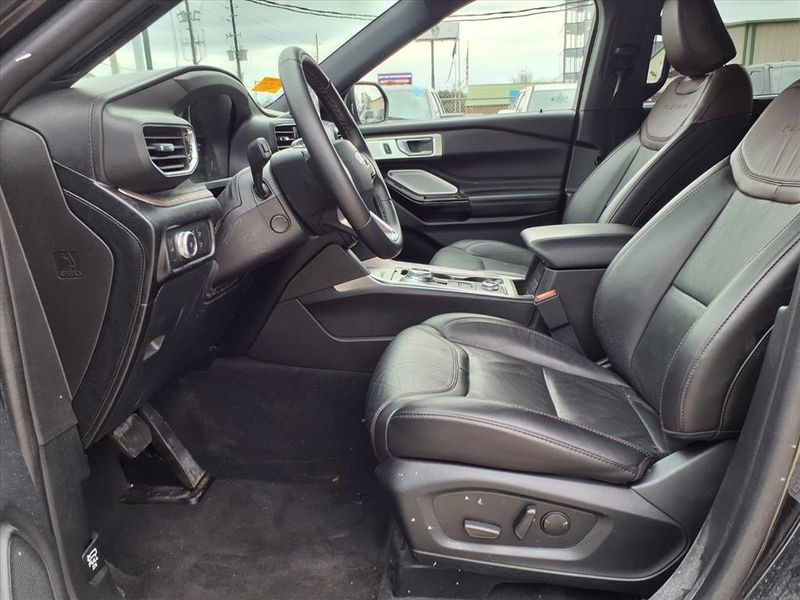 Used 2022 Ford Explorer PlatinumImage 16