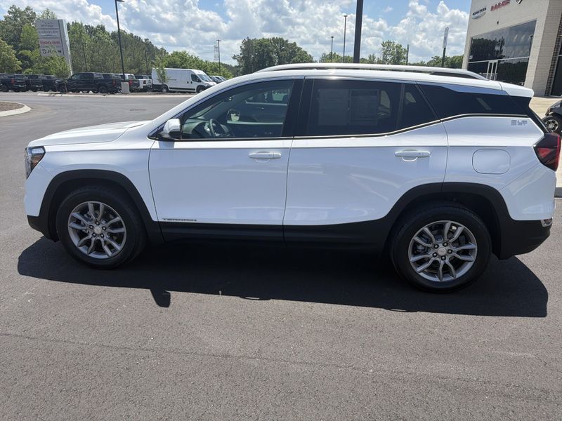 Used 2024 GMC Terrain SLTImage 18