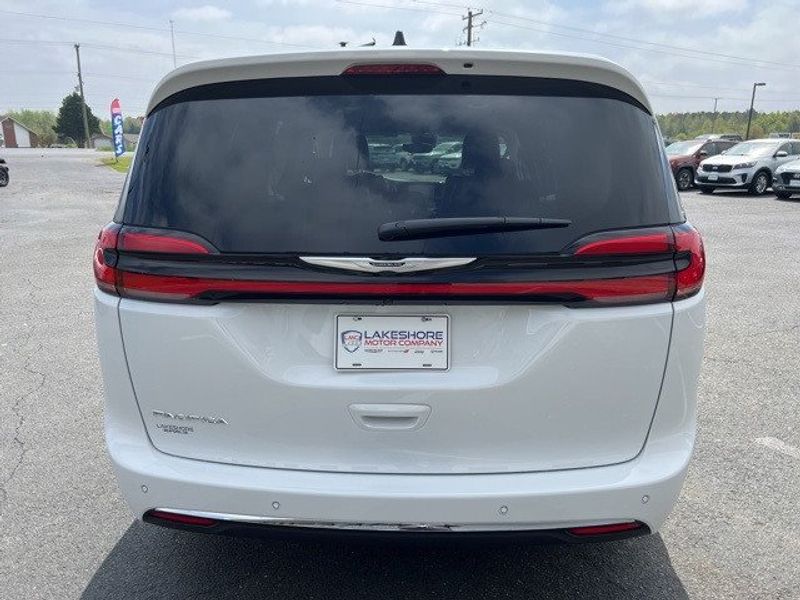 2024 Chrysler Pacifica Touring LImage 6