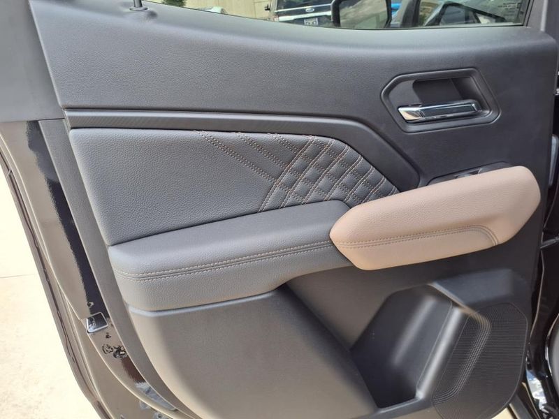 Used 2024 GMC Canyon DenaliImage 9