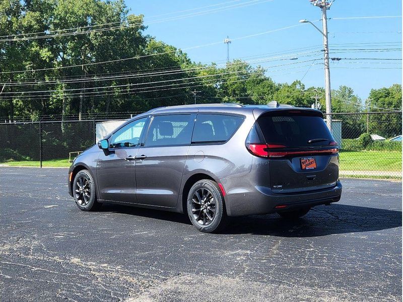 Used 2021 Chrysler Pacifica Touring L S