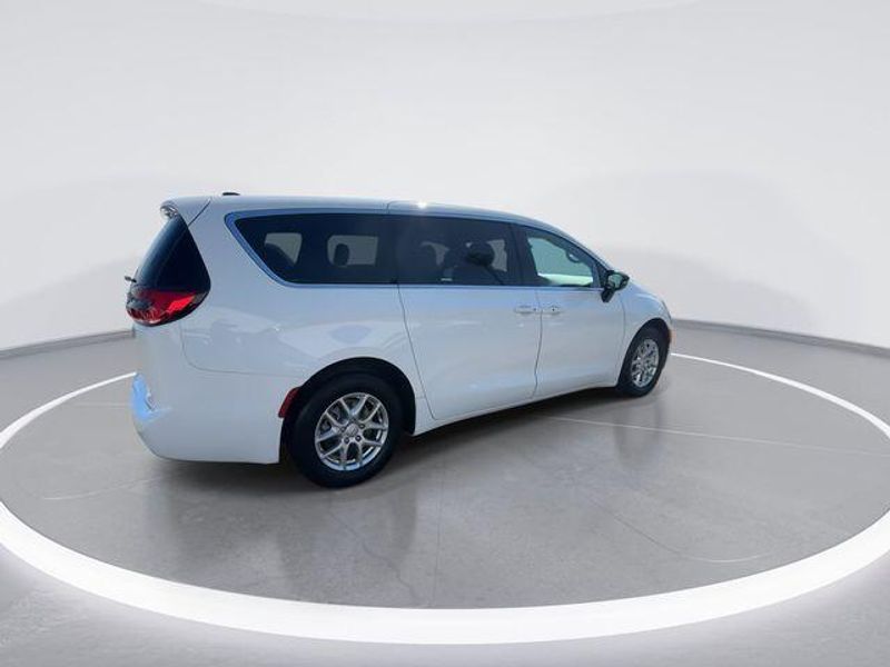 New 2026 Chrysler Pacifica SelectImage 8