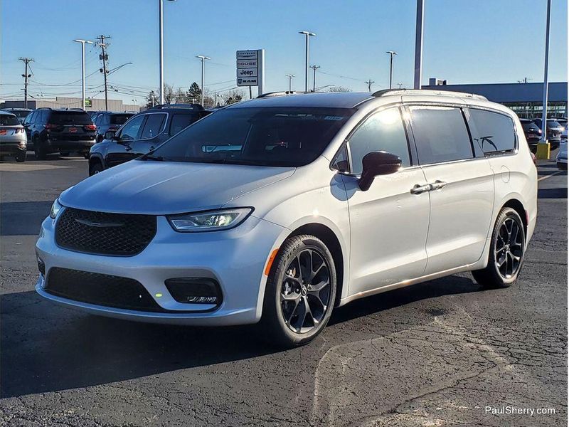 New 2026 Chrysler Pacifica Select