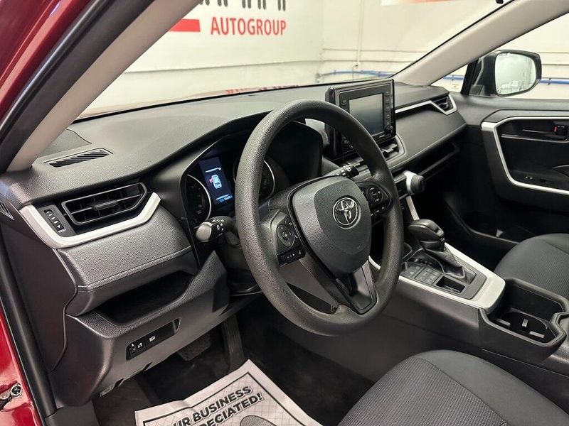 2022 Toyota RAV4 LE photo 11