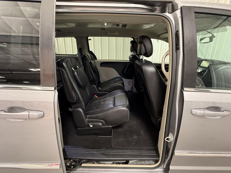 Used 2016 Chrysler Town & Country TouringImage 7