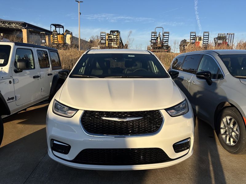 New 2026 Chrysler Pacifica SelectImage 2