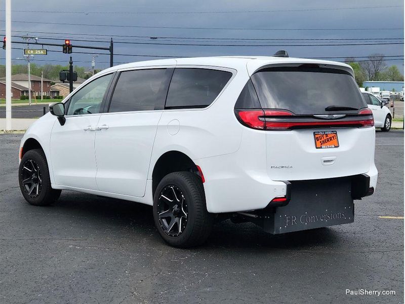 Used 2024 Chrysler Pacifica Touring