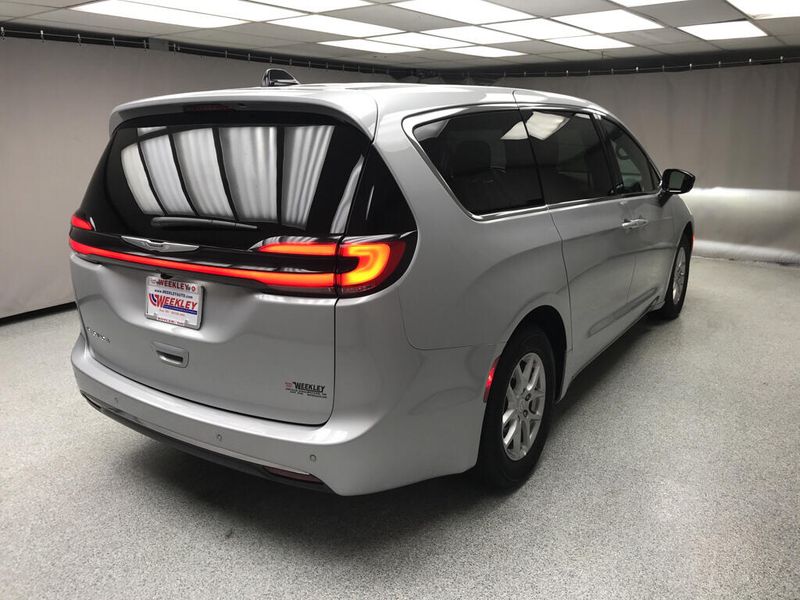 Used 2026 Chrysler Pacifica SelectImage 4