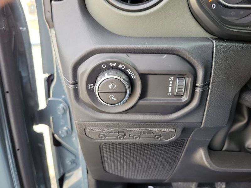 New 2026 Jeep Gladiator Mojave 4x4