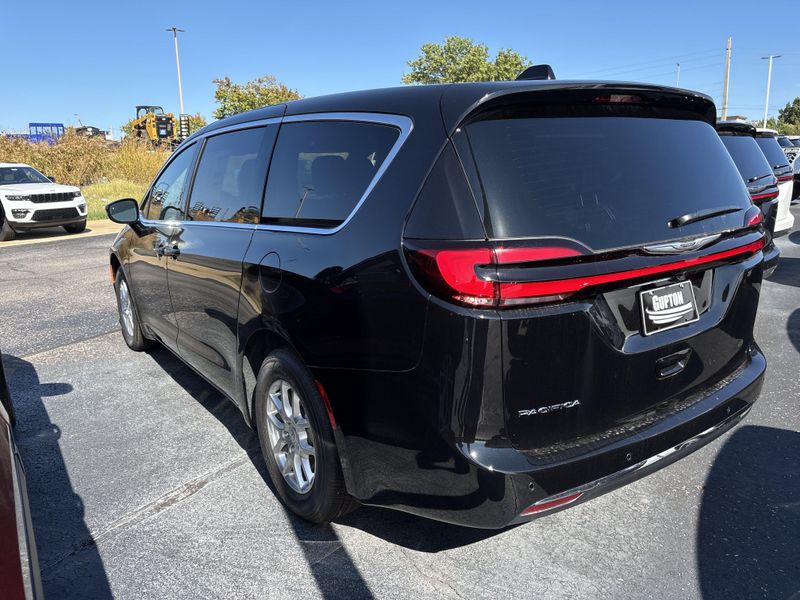New 2026 Chrysler Pacifica SelectImage 9