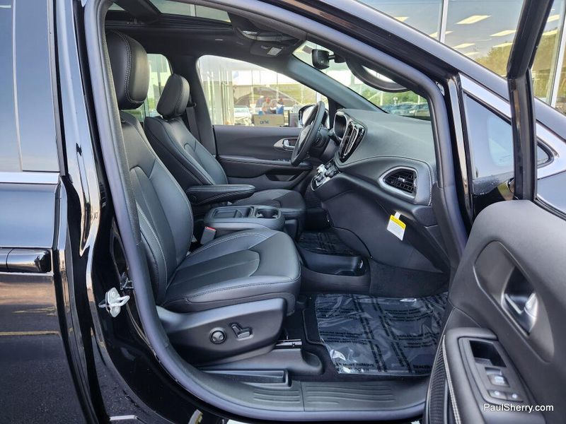 New 2027 Chrysler Pacifica Select
