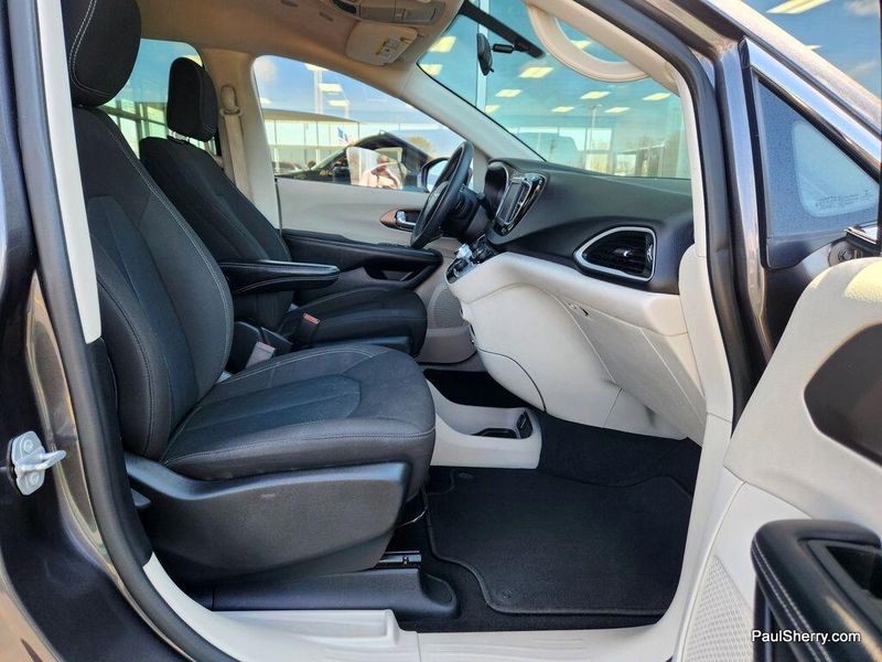 2022 Chrysler Voyager LXImage 39
