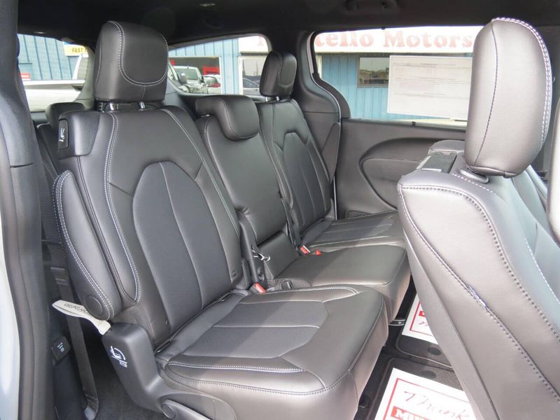 New 2026 Chrysler Pacifica SelectImage 19