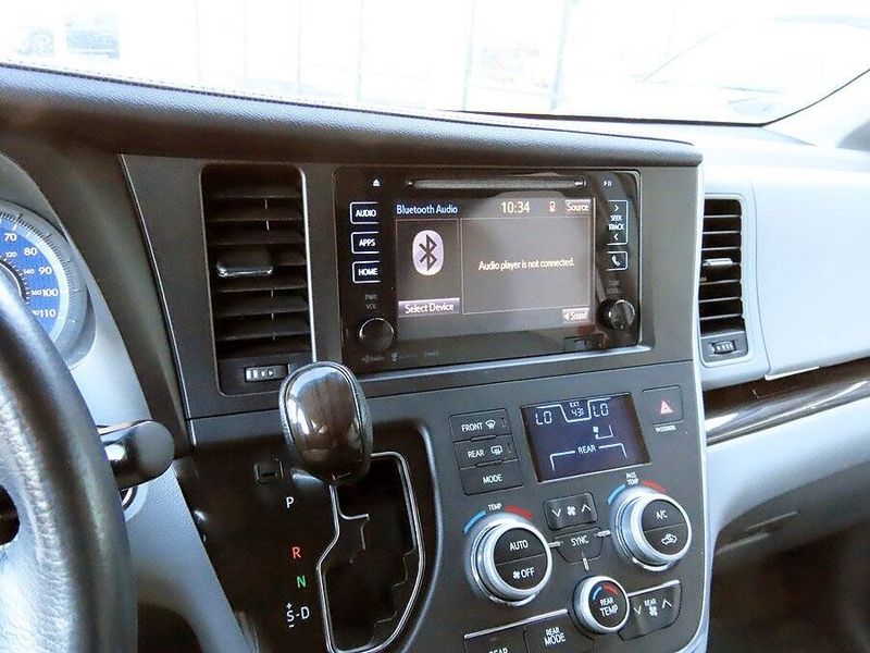 2016 Toyota Sienna LEImage 17