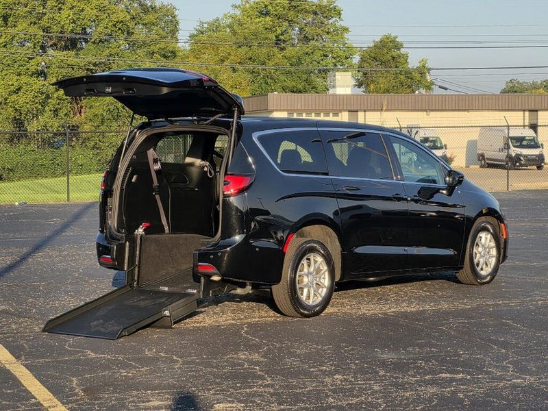 Used 2025 Chrysler Pacifica Select