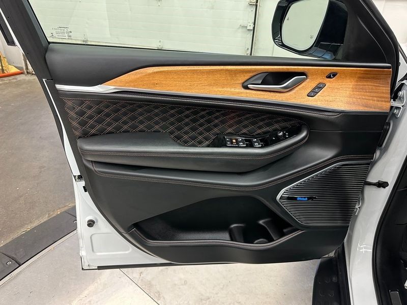 2022 Jeep Grand Cherokee SUMMIT RESERVEImage 19