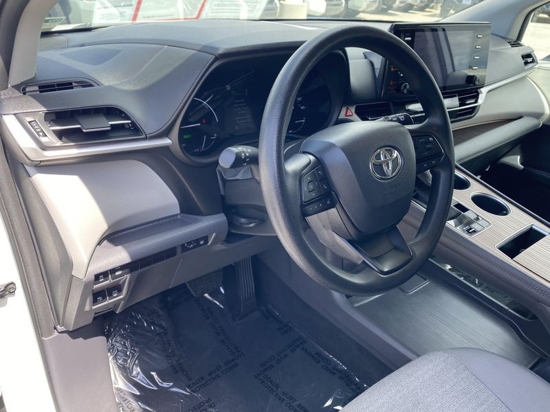 2024 Toyota Sienna LEImage 17