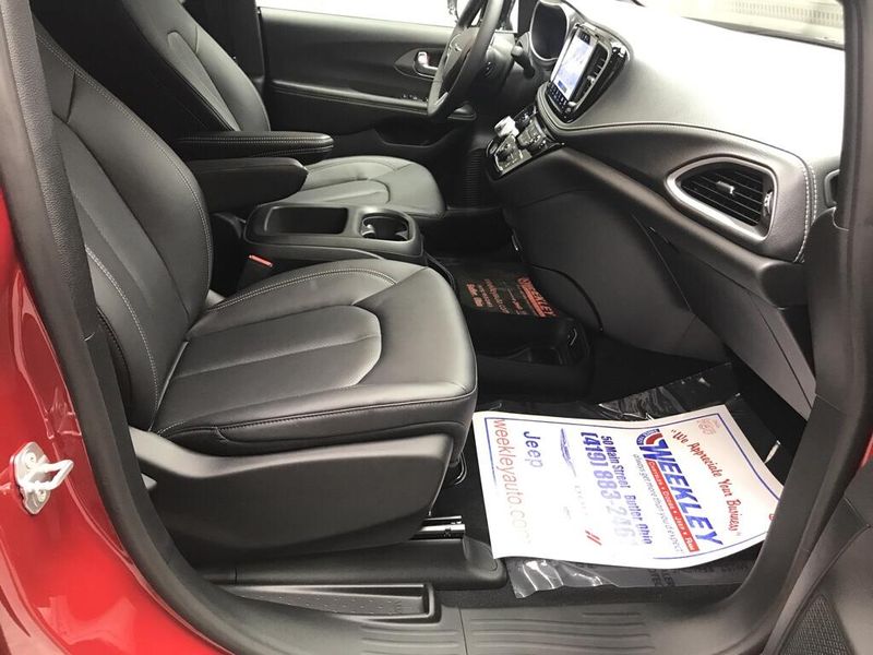 New 2026 Chrysler Pacifica SelectImage 15