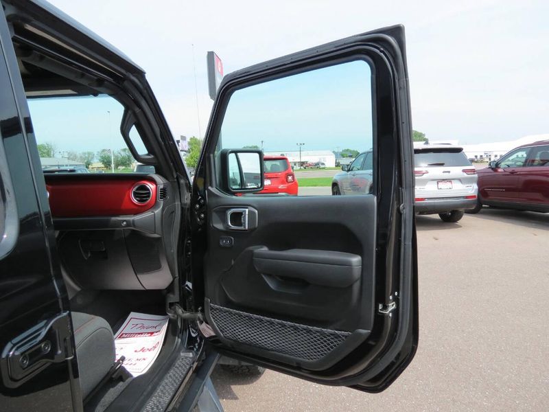 Used 2023 Jeep Gladiator Rubicon 4x4 4dr Crew Cab 5.0 ft. SBImage 19