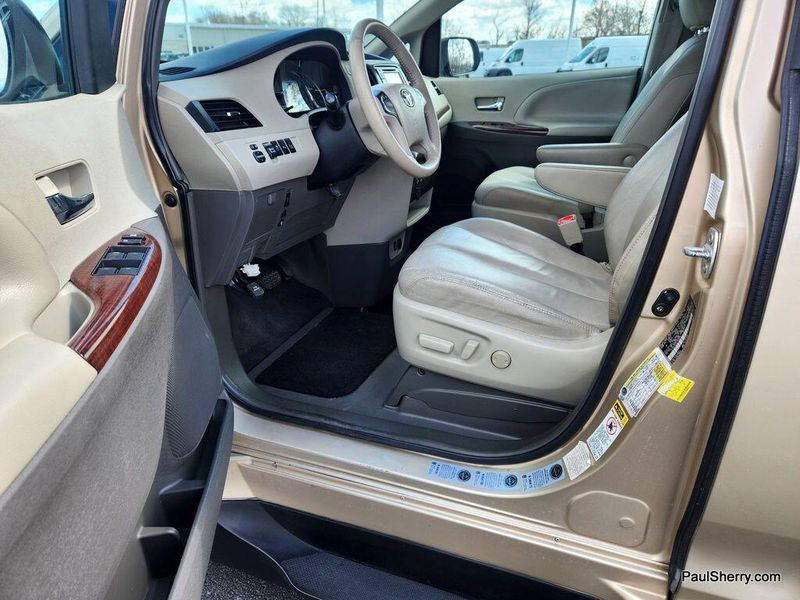 2014 Toyota Sienna XLEImage 26