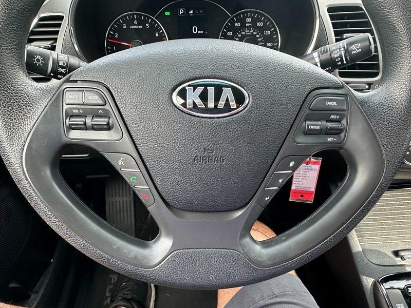 2017 Kia Forte LXImage 3