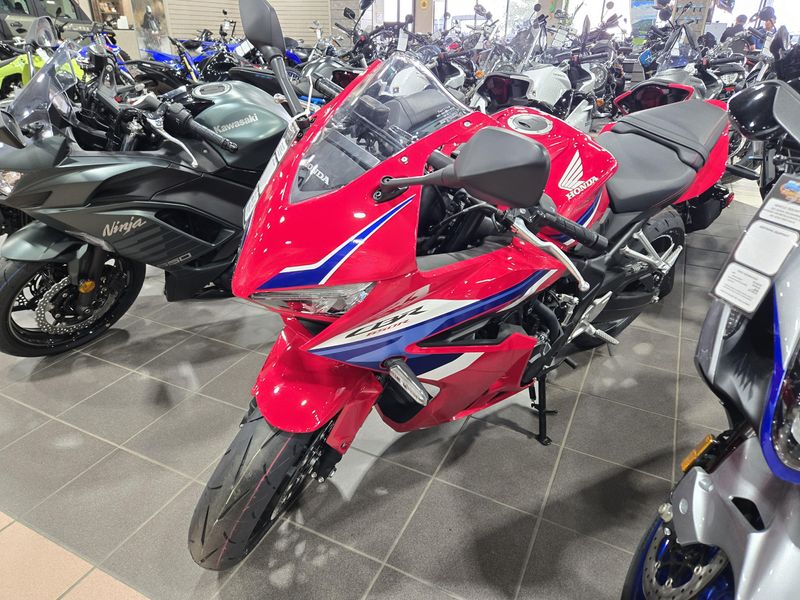 2025 Honda CBR650R ECLUTCH GRAND PRIX RED Image 3