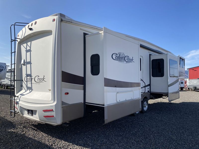 Used 2018 FOREST RIVER CEDAR CREEK 38 FLX Image 3