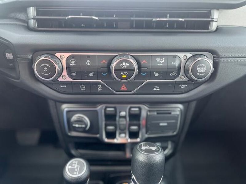 New 2025 Jeep Wrangler 4-door SaharaImage 25