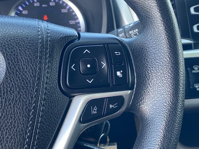 Used 2018 Toyota Highlander LEImage 27