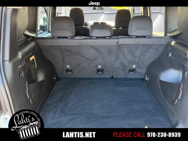 2022 Jeep Renegade Latitude photo 17