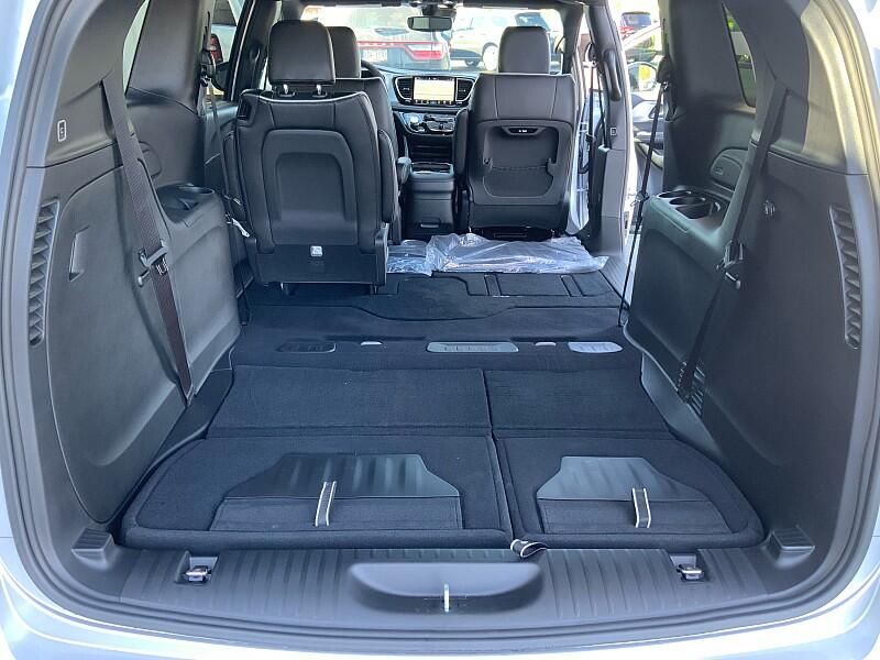 2026 Chrysler Pacifica Limited photo 24
