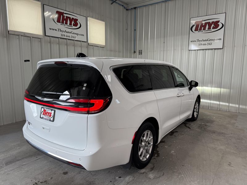 Used 2023 Chrysler Pacifica Touring LImage 3