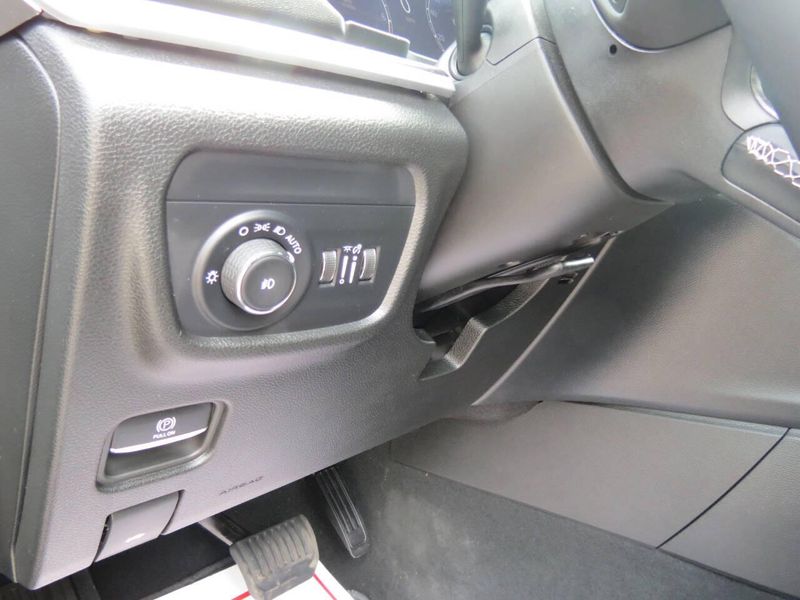 Used 2025 Jeep Grand Cherokee Limited 4x4 4dr SUVImage 9