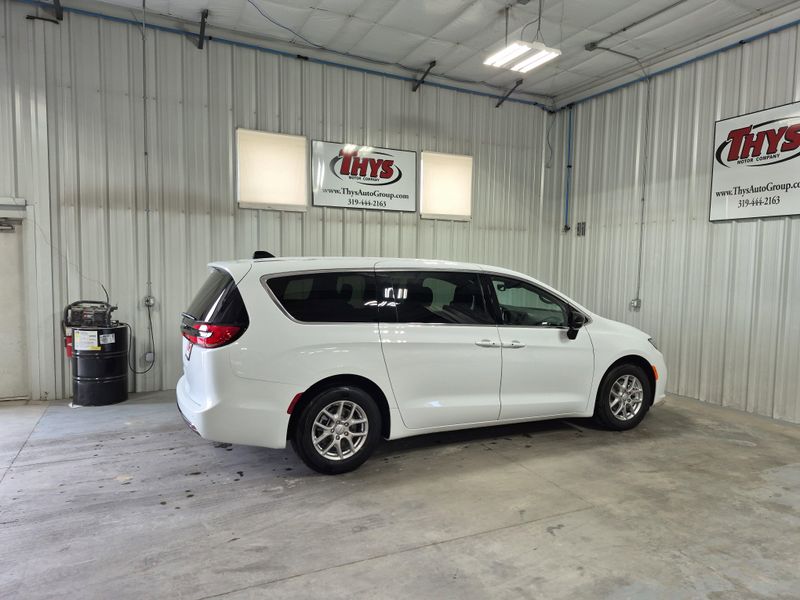 2025 Chrysler Pacifica SelectImage 4
