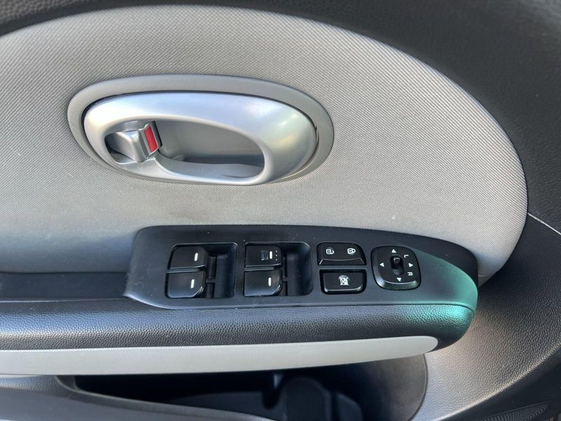 2016 Kia Soul BaseImage 8