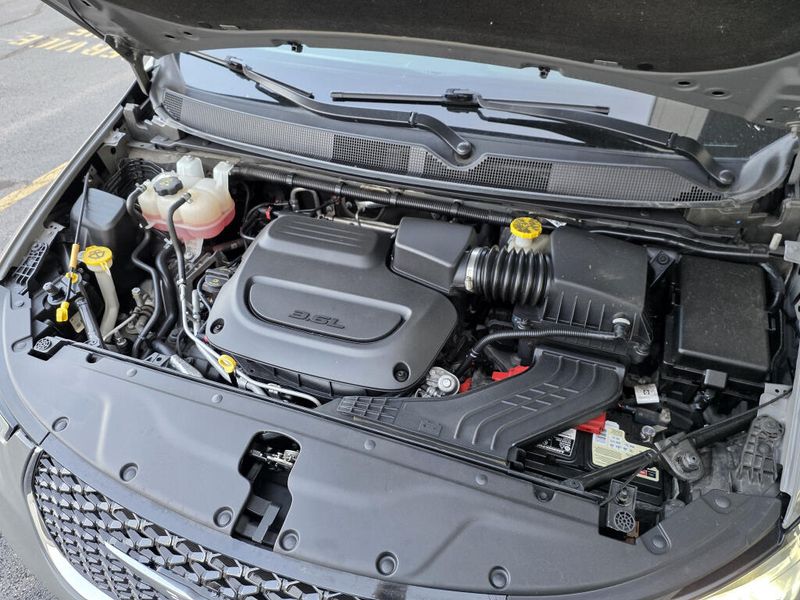 Used 2025 Chrysler Pacifica Select